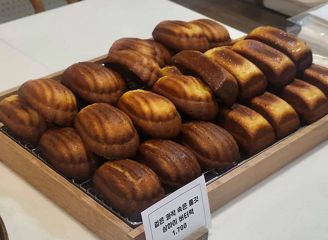 10일 오후 3시쯤 방문한 서울의 한 디저트카페에 버터떡이 진열돼있다. 버터떡은 찹쌀가루와 버터, 우유 등을 넣어 겉은 바삭하고 속은 쫄깃하게 만든 디저트로, 최근 SNS를 중심으로 유행이 시작됐다. 노유림 기자