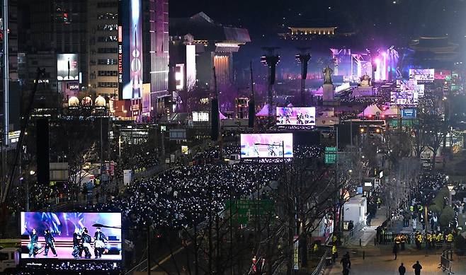 그룹 방탄소년단(BTS)이 21일 서울 광화문 광장에서 정규 5집 '아리랑'(ARIRANG) 발매를 기념해 무료 공연 'BTS 컴백 라이브: 아리랑'(BTS THE COMEBACK LIVE|ARIRANG)을 열고 있다. 사진 공동취재단