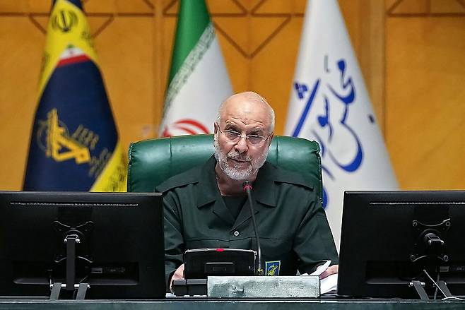 지난달 1일(현지시간) 이란 테헤란에서 이슬람협의회통신(ICANA)이 제공한 사진으로, 이란 혁명수비대(IRGC) 군복을 입은 모하마드 바게르 갈리바프 이란 의회 의장이 회의를 주재하고 있다. AFP=연합뉴스