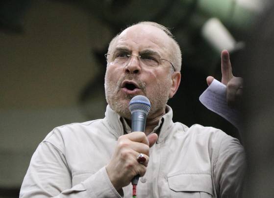 이란 대통령 보궐선거 투표일 이틀 전이자 공식 선거운동 마지막날인 2024년 6월 26일(현지시간) 유력 보수 후보 모하메드 바게르 갈리바프 마즐리스 의장이 연설하고 있다. 연합뉴스