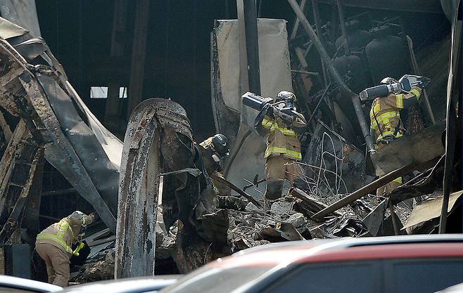 대형화재로 사망과 부상 등 70여명의 많은 인명피해가 발생한 대전 안전공업 화재 현장에서 24일 소방당국이 불법 증축으로 확인된 공장 내부를 감식하고 있다. 김성태 객원기자