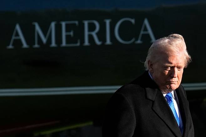 도널드 트럼프 미국 대통령이 23일(현지시간) 대통령 전용헬기 마린원에서 내려 백악관으로 걸어가고 있다. EPA=연합뉴스