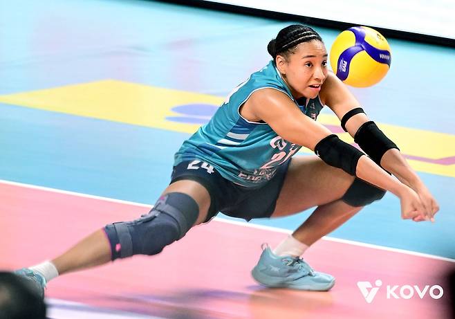 24일 서울 중구 장충체육관에서 열린 프로배구 2025-2026 V-리그 포스트시즌 여자부 준플레이오프 GS칼텍스와 흥국생명의 경기에서 GS칼텍스 레이나 도코쿠가 리시브하고 있다. 사진 KOVO