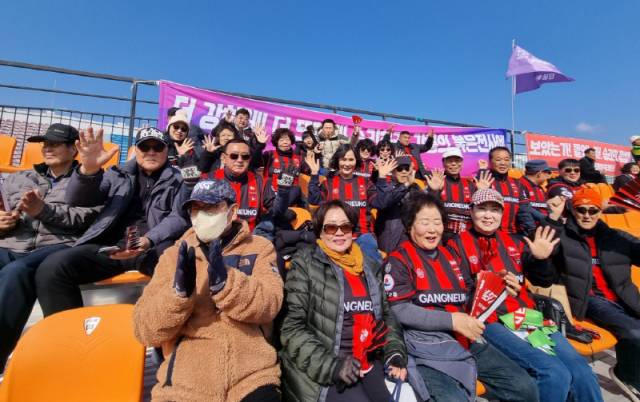 ▲ 오상열 단장을 비롯한 포남2동 보래미응원단은 지난 7일 강릉종합운동장에서 FC강릉을 응원, 올 시즌 힘찬 응원 여정을 시작했다.