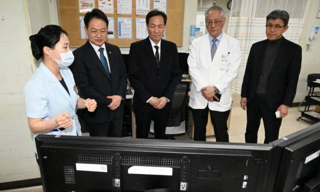 ▲ (사진 왼쪽부터) 강원도는 23일 도청 브리핑룸에서 김진태 도지사, 김시성 도의장, 김희철(춘천) 도의원이 참석한 가운데 ‘현 도청사 및 부지 활용방안’을 발표했다. 우상호 더불어민주당 강원도지사 예비후보는 같은날 허영 국회의원, 여준성(원주갑) 지역위원장 등과 함께 강원대학교 병원을 찾아 시설을 둘러보고 공공의료 강화방안에 대한 의견을 나눴다.  서영·김정호 기자