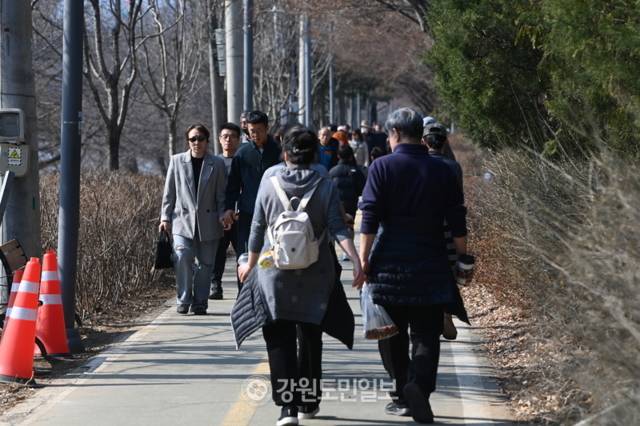 ▲ 강원 대부분 지역의 낮 최고기온이 20도에 육박하는 등 포근한 봄 날씨를 보인 22일 춘천 공지천 산책로에서 한 시민이 반팔을 입고 산책을 하고 있다. 방도겸 기자