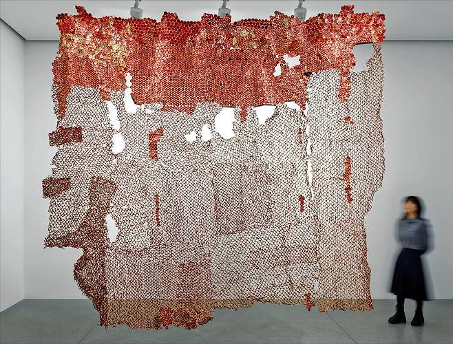 서울 신사동 화이트큐브 서울에서 열린 엘 아나추이 전시 ‘LuwVor(루우보르)’에서 관람객이 작품을 감상하고 있다.  화이트큐브 서울