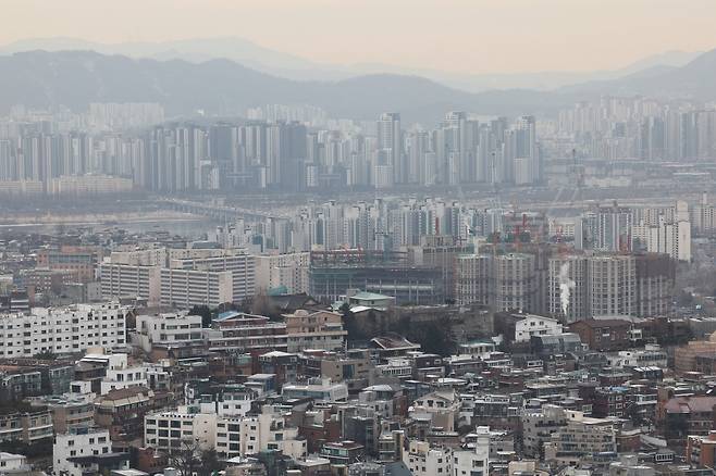 지난 26일 서울 남산에서 바라본 아파트 단지 등 서울 시내의 모습. 연합뉴스