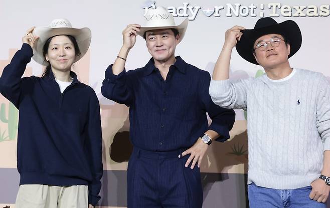 김예술 PD(왼쪽부터)와 배우 이서진, 나영석 PD가 24일 오전 서울 용산구 CGV용산아이파크몰에서 열린 넷플릭스 예능 '이서진의 달라달라' 제작발표회에 참석해 포즈를 취하고 있다. /사진=뉴스1