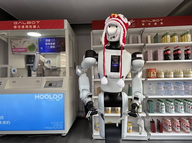 중국의 대표 휴머노이드(인간형) 로봇 기업인 갤봇은 '바리스타 로봇'이 커피를 주문받고 제작하거나 과자와 음료수를 파는 '무인 편의점'을 중국 전역에 운영하고 있다.  /베이징=김은정 특파원