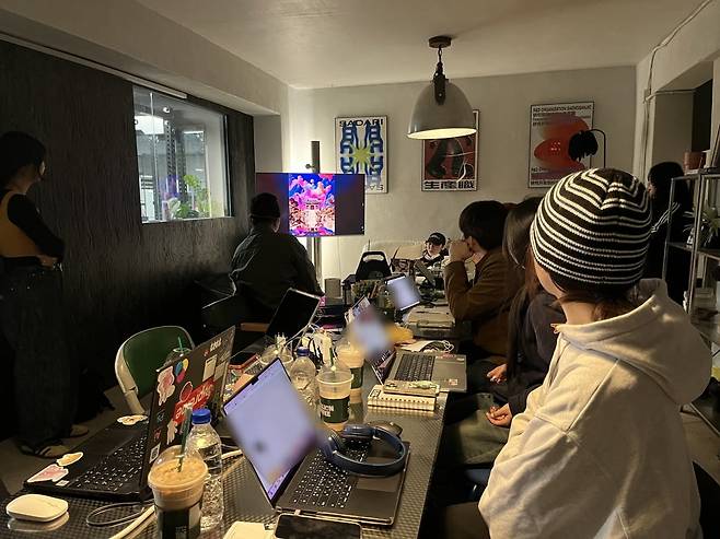 2030이 저녁 시간대에 각자 모여 할 일을 하는 '어드민 나이트' 모임을 위해 모여있다. /사진=생산직 제공