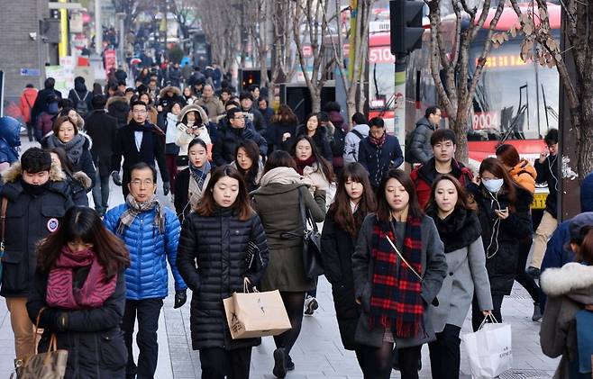 서울 강남역에서 출근하는 시민들의 모습.  사진=한국경제신문