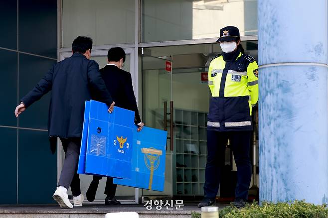 14명의 사망자가 발생한 대전 안전공업 화재 참사 현장에서 경찰 등 관계자들이 압수수색을 진행하고 있다. 대전|문재원 기자