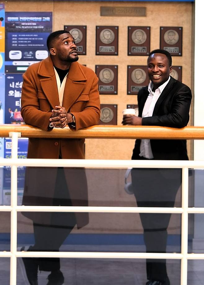 ‘한·아프리카 엑설런스 어워즈’(KAFXA) 집행위원인 프린스 하만다와나(오른쪽)와 샘 오취리는 이 상이 한국 사회 각 분야의 아프리카인들 활동을 널리 알리기를 기대한다. 지난 19일 아주대 팔달관에서 촬영했다.