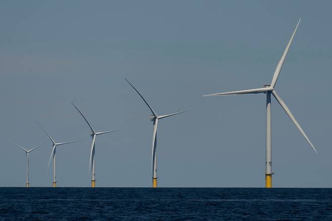 지난해 7월19일(현지시간) 미국 매사추세츠주 인근 해상에 있는 해상풍력 단지 ‘비니어드 1’의 풍력 터빈이 가동되고 있다. AP연합뉴스