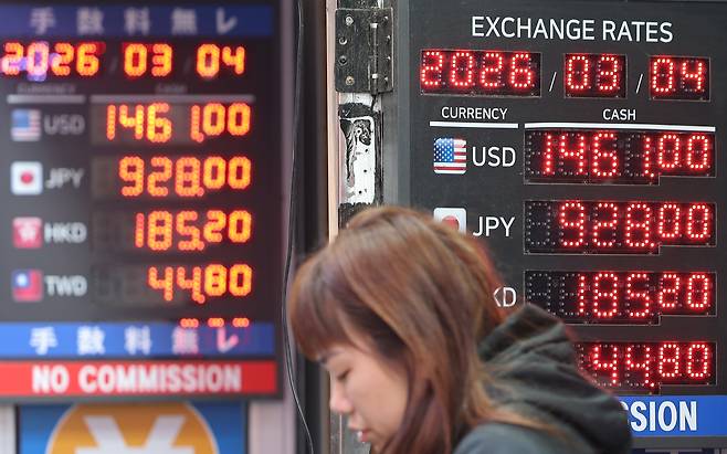 Foreign exchange rates are displayed at a screen at a currency exchange in Myeong-dong, Jung District, central Seoul, on March 4. [NEWS1]