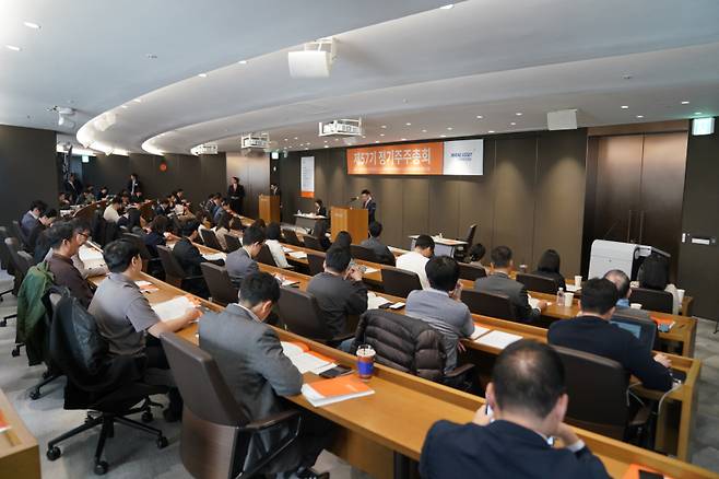 24일 서울 중구 미래에셋센터원 이스트타워에서 열린 미래에셋증권의 제57기 정기주주총회에 주주들이 참석해 김미섭 부회장의 2025 경영성과 발표를 듣고 있다. 미래에셋증권 제공.