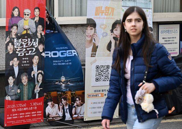 한 외국인이 23일 연극·뮤지컬 공연장이 밀집한 서울 종로구 대학로를 걷고 있다. 방탄소년단(BTS), 케이팝 데몬 헌터스 등 K콘텐츠 인기에 힘입어 한국 연극과 뮤지컬을 찾는 외국인 관람객이 늘고 있다. 이한형 기자