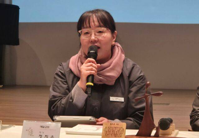 정지은 작가가 최근 서울 강남구 제이드409에서 열린 사순절 특별기획전 ‘비워낸 나무, 손끝에 닿은 쉼’ 기자간담회에서 작품을 설명하고 있다.