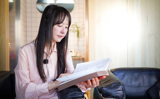 방송인 서정희씨가 서울 군자동 자택에서 필사한 성경을 살펴보고 있다.