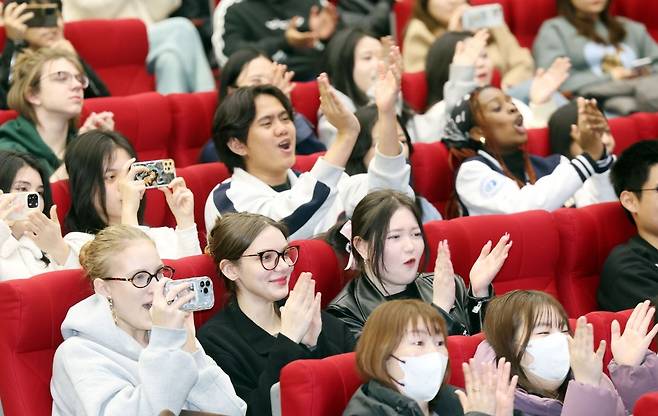 기독 문화 전문가들은 신학적 깊이를 갖추되 다국적 대중에게 공명할 보편적 메시지를 전하는 것도 필요하다고 말한다. 부산 국립부경대 외국인 유학생들이 지난해 신입생28일 부산 남구 국립부경대학교 대학극장에서 열린 2025학년도 신입생 오리엔테이션에서 K팝 댄스공연을 즐기고 있다. 뉴시스