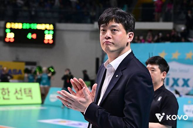 이영택 GS칼텍스 감독이 24일 서울 장충체육관에서 열린 2025-2026 V리그 여자부 준플레이오프에서 흥국생명을 꺾은 뒤 박수치고 있다. 한국배구연맹 제공