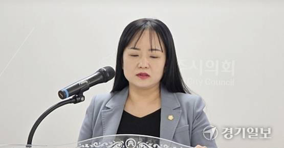 이지연 양주시의원이 양주시의 평화경제특구 유치와 관련한 기자회견에서 성명을 읽고 있다. 이종현기자