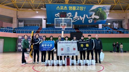 여고부에서 2연패를 차지한 광주수피아여고 선수들이 기념촬영을 하고 있다. [한국중고농구연맹 제공]