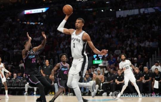 마이애미와의 경기에 출전한 웸반야마(1번) / 사진=연합뉴스