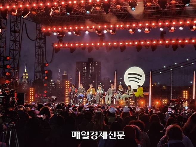 그룹 BTS가 23일(현지시간) 미국 뉴욕 맨해튼에 위치한 피어 17 루프탑에서 아미(공식 팬덤)를 위한 특별 행사인 ‘스포티파이 X BTS : 스윔사이드’를 개최했다. 멤버 좌측으로 뉴욕의 상징 ‘엠파이어 스테이트 빌딩’이 보인다. <길금희 기자>