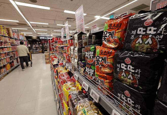 지난 13일 서울의 한 대형마트에 라면이 진열돼 있다. [연합뉴스]