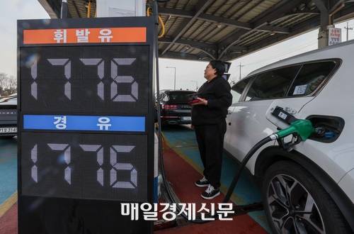 22일 서울의 만남의광장 주유소에 유가 정보가 표시되어 있다 2026.3.22 [한주형기자]
