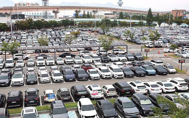 추석 연휴를 하루 앞둔 지난해 10월 2일 부산시 강서구 김해국제공항 국제선 주차장이 차량으로 가득 차 있다.  연합뉴스