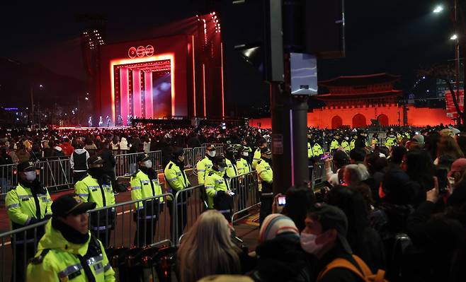 21일 서울 광화문 광장에서 그룹 방탄소년단(BTS)의 정규 5집 ‘아리랑’(ARIRANG) 발매를 기념해 열린 무료 공연 ‘BTS 컴백 라이브: 아리랑’(BTS THE COMEBACK LIVE｜ARIRANG)에서 경찰이 광장 외곽 인파 관리를 하고 있다. [연합뉴스]