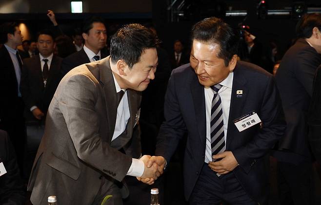 정청래 더불어민주당 대표(오른쪽)와 장동혁 국민의힘 대표가 악수하고 있다.