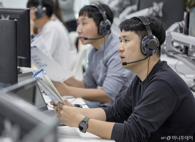 [서울=뉴시스] 삼성은 지난 25일부터 이틀간 19개 관계사 입사 지원자를 대상으로 하반기 삼성직무적성검사(GSAT)를 실시했다고 26일 밝혔다. 사진은 지난 18일 삼성전자 인재개발원(경기도 수원)에서 삼성전자 감독관이 삼성직무적성검사 응시자를 대상으로 예비 소집을 진행하는 모습 (사진=삼성 제공) 2025.10.26. photo@newsis.com *재판매 및 DB 금지 /사진=