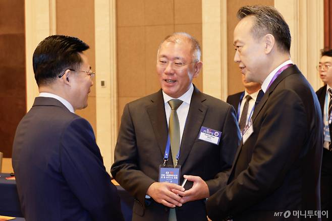 [베이징=뉴시스] 최동준 기자 = 정의선 현대차그룹 회장이 5일 중국 베이징 조어대에서 열린 한중 비즈니스포럼에서 참석자들과 대화하고 있다. 2026.01.05. photocdj@newsis.com /사진=