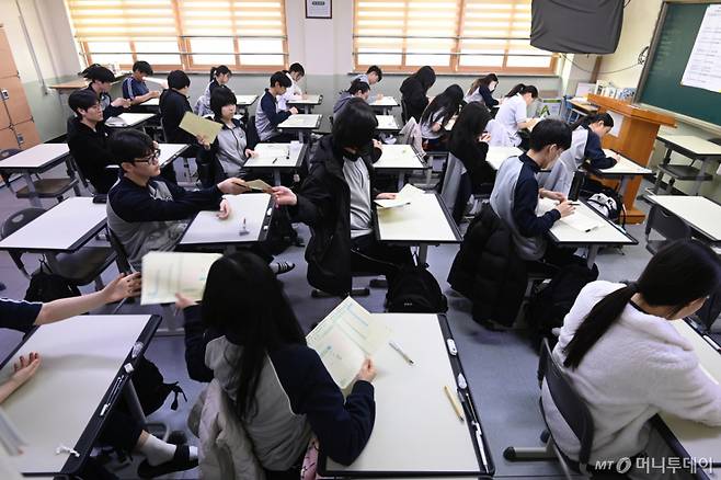 [수원=뉴시스] 김종택 기자 = 올해 첫 전국연합학력평가가 실시된 24일 경기 수원시 효원고등학교 3학년 교실에서 학생들이 시험을 준비하고 있다. 2026.03.24.  /사진=김종택