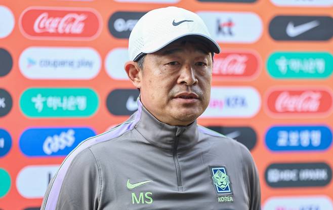 이민성 23세 이하(U23) 축구 대표팀 감독이 2026 아이치·나고야 아시안게임에서 금메달을 꼭 따겠다며 의지를 불태웠다. 사진은 이 감독이 24일 충남 천안 코리아풋볼파크에서 2026 아이치·나고야 아시안게임에 대비해 열린 훈련 전 취재진과 인터뷰 한 모습. /사진=뉴스1