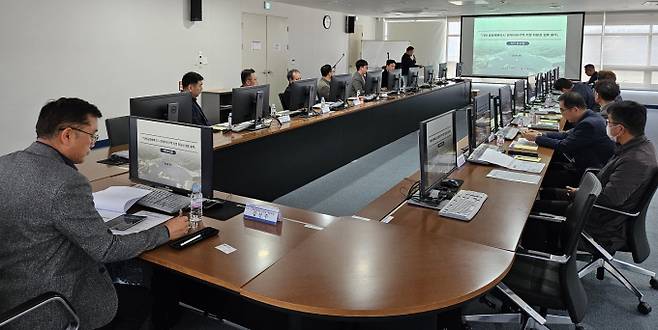24일 거제시 해양플랜트산업지원센터에서 열린 '거제 공항배후도시 경제자유구역 지정 타당성 검토 용역' 착수보고회 모습./사진=부산진해경제자유구역청