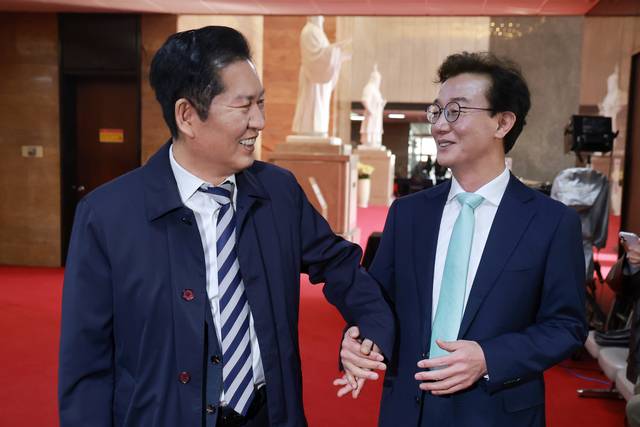 전재수 만난 정청래 : 정청래(왼쪽) 더불어민주당 대표가 24일 오전 국회에서 부산 글로벌허브도시 조성에 관한 특별법 관련 간담회에 참석하던 전재수 의원과 만나 이야기하고 있다. 연합뉴스