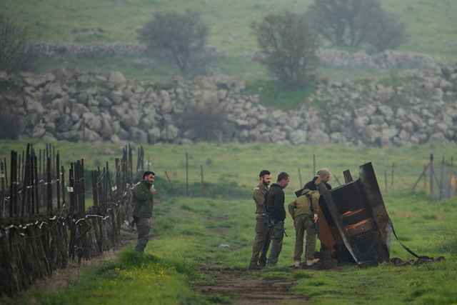 9일(현지 시간) 이스라엘이 통제 중인 골란고원에서 이스라엘 군인들이 이란에서 발사돼 방공망에 요격된 미사일 잔해를 살펴보고 있다. AP통신 뉴시스