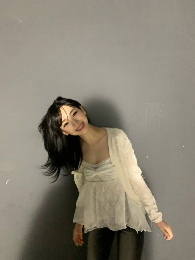 카리나가 팬심을 저격하는 '여친짤'을 공개했다. / 카리나 SNS