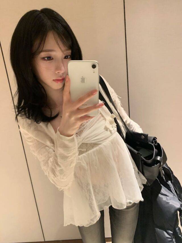 카리나가 팬심을 저격하는 '여친짤'을 공개했다. / 카리나 SNS