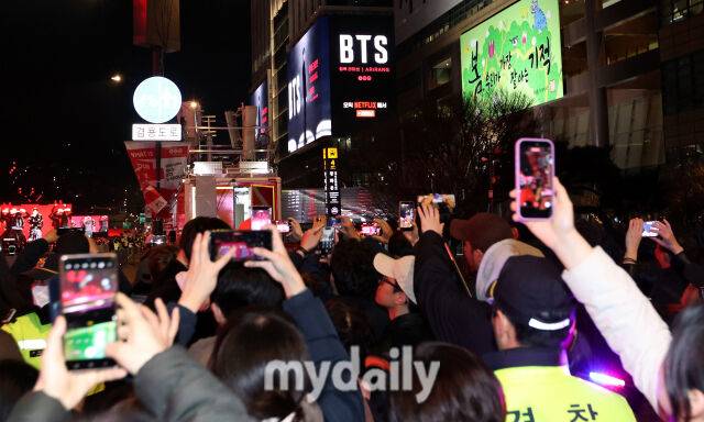 방탄소년단(BTS) 컴백 공연 당시 광화문 인근 풍경 / 유진형 기자