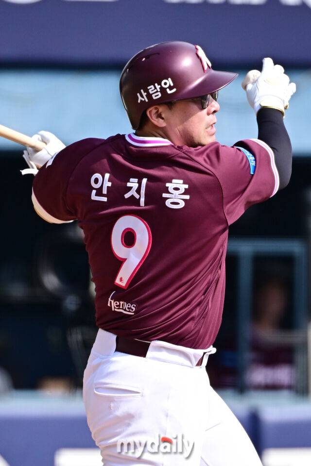 23일 서울 잠실야구장에서 열린 '2026 신한 SOL BANK KBO리그' LG 트윈스와 키움 히어로즈 시범경기.키움 안치홍이 7회초 2사 만루에 3타점 적시 2루타를 치고 있다./마이데일리