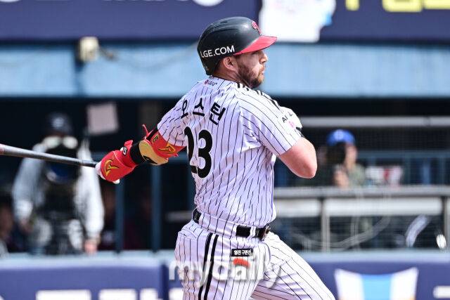 23일 서울 잠실야구장에서 열린 '2026 신한 SOL BANK KBO리그' LG 트윈스와 키움 히어로즈 시범경기.LG 오스틴이 4회말 2사 3루에 1타점 적시타를 치고 있다./마이데일리