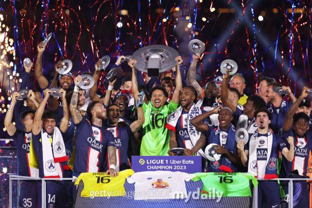 프랑스 리그1 우승 후 기뻐하는 파리 생제르맹 선수단./게티이미지코리아