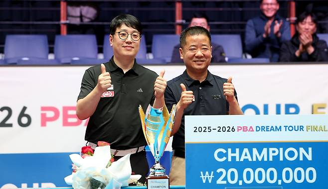 PBA 드림투어 파이널 우승자 이종주(오른쪽)가 준우승자 오성욱과 함께 기념 촬영하고 있다.