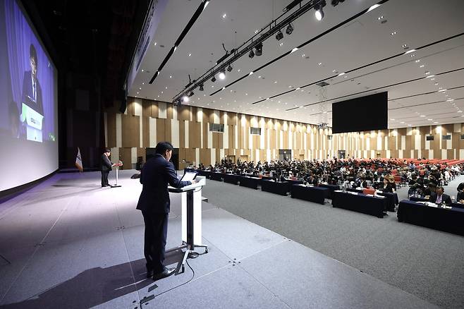 서정진 셀트리온그룹 회장이 24일 인천 송도컨벤시아에서 열린 셀트리온 정기주주총회에서 발언하고 있다. [셀트리온 제공]